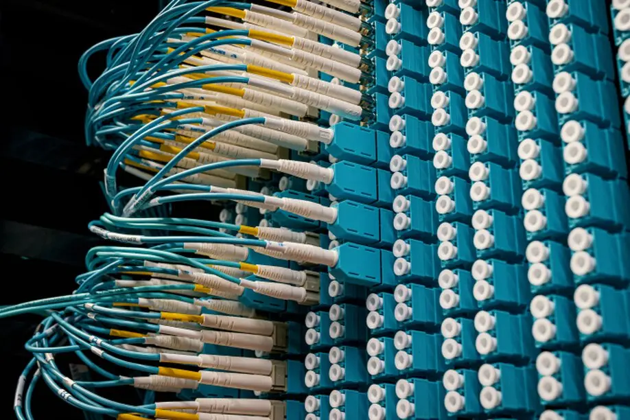IT-Spezialist arbeitet an einem DATEV-Arbeitsplatz mit mehreren Monitoren