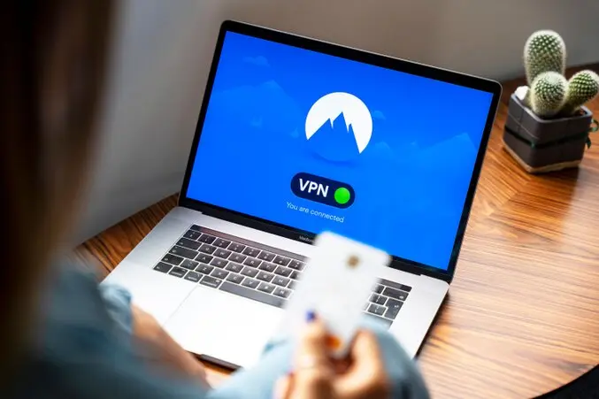 Mitarbeiter arbeitet im Homeoffice mit sicherem Remote-Zugriff