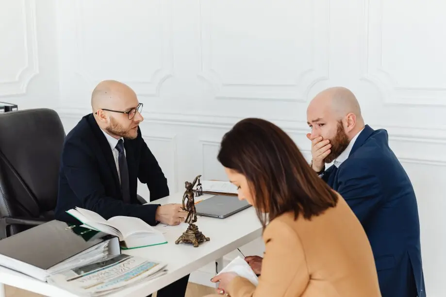 IT-Consultant bespricht Projektunterlagen mit einem Kunden