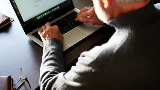Nutzer arbeitet mit Microsoft 365 Anwendungen